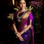 Aarthi Instagram – Dress how you want to be addressed. 
In this case ‘A Tamil Ponnu‘. 

💜

💜

💜

💜

Sari  @pothysboutique 
Blouse @turquoisedesignstudio 
Jewels @vummidibangaru 
Flower @efflorescence_bridal_flowers 
Photo  @kiransaphotography 
Event  @thetailoredtale 

#traditionalday #tamilponnu #kanjeevarampattu #jimikkikammal #mallipoolove #sarilove #sarisofinstagram #purplelove #instafashion #indianwear #playingdressup #pujaidays #poojalook