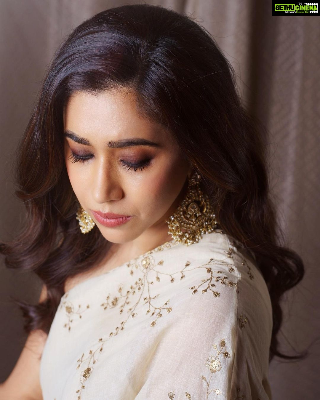 Aarthi Instagram - ‘My woman is the kind of woman who understands what looks good on her and she sticks to it.’ - Sabyasachi Mukherjee ✨ ✨ ✨ #celebratingsabyasachi #launchluncheon #indiandesigners #fashionnova #fashiongram #hyderabad_diaries #falaknumapalace #instafashion #sabyasachijewellery #sabyasachi #justanotherdayforthisgirl 👗 @sabyasachiofficial @evoluzionestyle 💄 @leiyamua 💆🏻♀️ @deepakmohanty1985 💎 @sabyasachiofficial 📸 @squintvision
