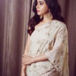 Aarthi Instagram – ‘My woman is the kind of woman who understands what looks good on her and she sticks to it.’ – Sabyasachi Mukherjee
✨
✨
✨
#celebratingsabyasachi #launchluncheon #indiandesigners #fashionnova #fashiongram #hyderabad_diaries #falaknumapalace #instafashion #sabyasachijewellery #sabyasachi #justanotherdayforthisgirl 
👗 @sabyasachiofficial @evoluzionestyle 
💄 @leiyamua 
💆🏻‍♀️ @deepakmohanty1985 
💎 @sabyasachiofficial 
📸 @squintvision