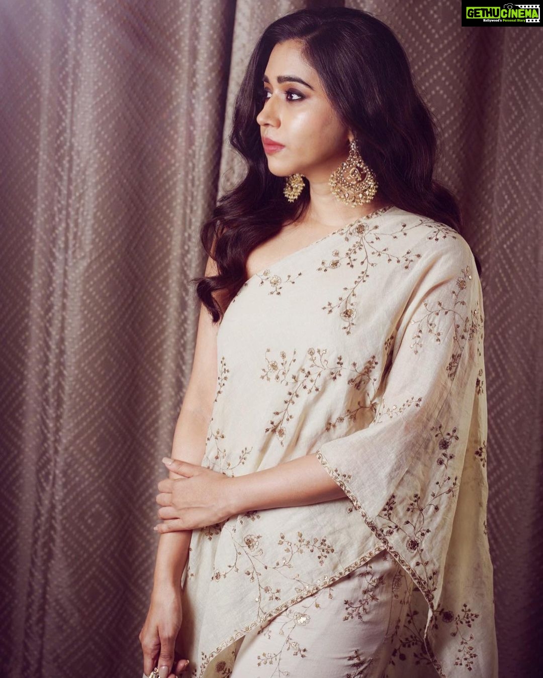 Aarthi Instagram - ‘My woman is the kind of woman who understands what looks good on her and she sticks to it.’ - Sabyasachi Mukherjee ✨ ✨ ✨ #celebratingsabyasachi #launchluncheon #indiandesigners #fashionnova #fashiongram #hyderabad_diaries #falaknumapalace #instafashion #sabyasachijewellery #sabyasachi #justanotherdayforthisgirl 👗 @sabyasachiofficial @evoluzionestyle 💄 @leiyamua 💆🏻♀️ @deepakmohanty1985 💎 @sabyasachiofficial 📸 @squintvision