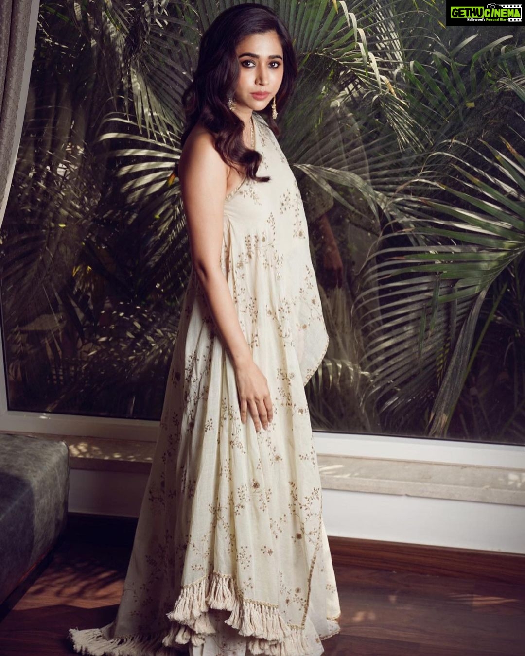 Aarthi Instagram - ‘My woman is the kind of woman who understands what looks good on her and she sticks to it.’ - Sabyasachi Mukherjee ✨ ✨ ✨ #celebratingsabyasachi #launchluncheon #indiandesigners #fashionnova #fashiongram #hyderabad_diaries #falaknumapalace #instafashion #sabyasachijewellery #sabyasachi #justanotherdayforthisgirl 👗 @sabyasachiofficial @evoluzionestyle 💄 @leiyamua 💆🏻♀️ @deepakmohanty1985 💎 @sabyasachiofficial 📸 @squintvision