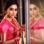 Aarthi Instagram - There’s nobody here but me and my reflection… also because it’s 2am 😂💕✨ . . . . . 🥻 @tulsisilks @merasalofficial 💄 @beautybeginsbyleimi 💆🏻‍♀️ @rachelstylesmith 💎 @vjjewelleryvision 📸 @ashokarsh