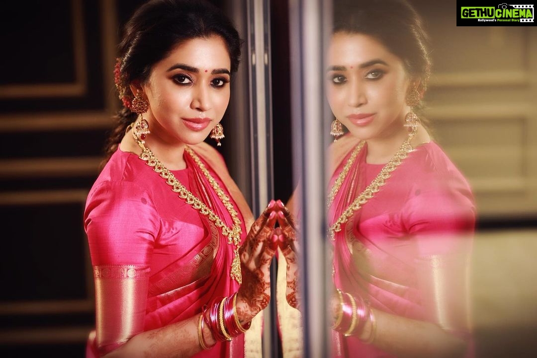 Aarthi Instagram - There’s nobody here but me and my reflection… also because it’s 2am 😂💕✨ . . . . . 🥻 @tulsisilks @merasalofficial 💄 @beautybeginsbyleimi 💆🏻♀️ @rachelstylesmith 💎 @vjjewelleryvision 📸 @ashokarsh