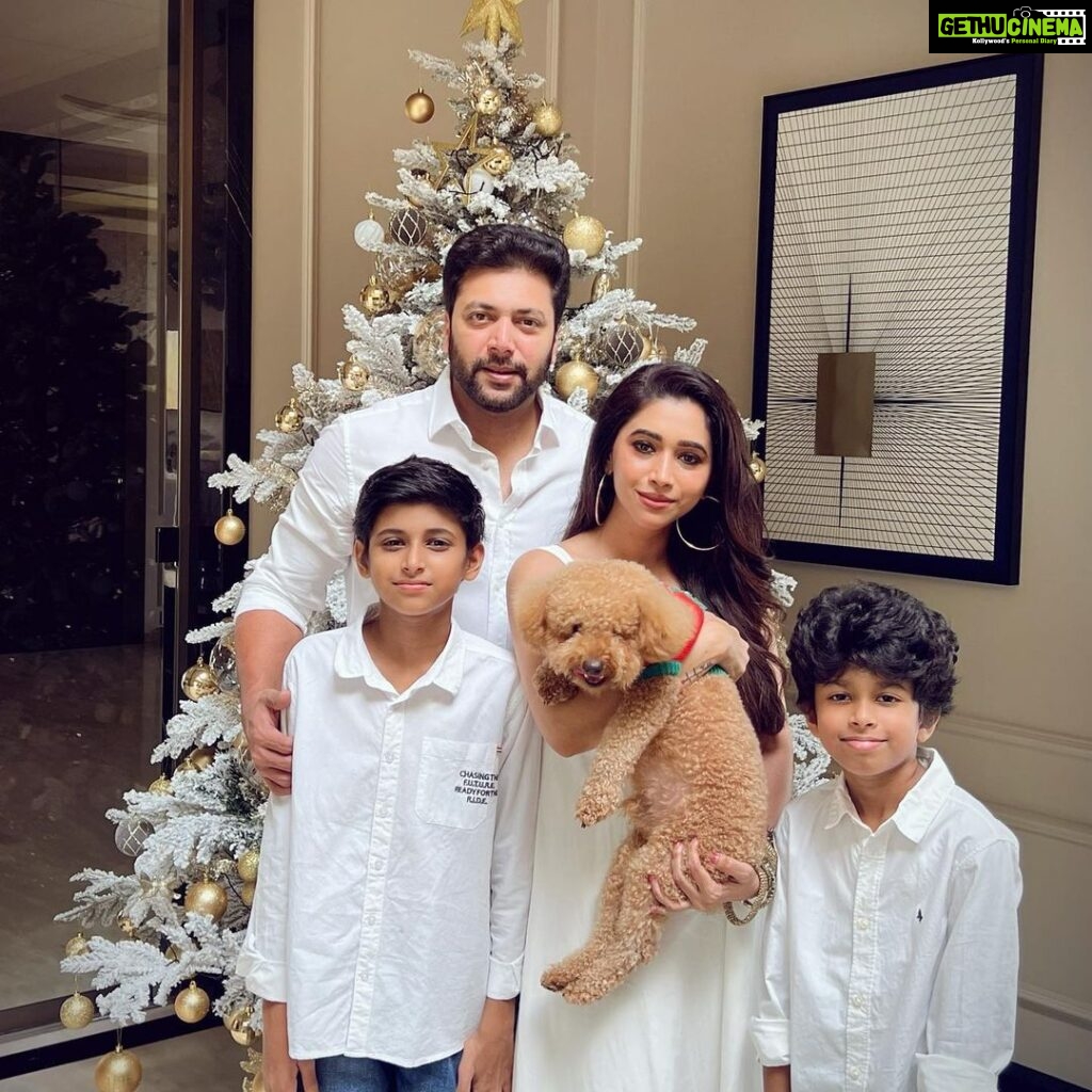 Aarthi Instagram - It was a holly jolly one for the Ravi’s. We wish it was the same for you too 🤍💫 #christmas2022 #christmasattheravis #whitechristmas #christmasdecor #familytraditions #alliwantforchristmasisyou #aaravravi #ayaanravi #archerravi @jayamravi_official