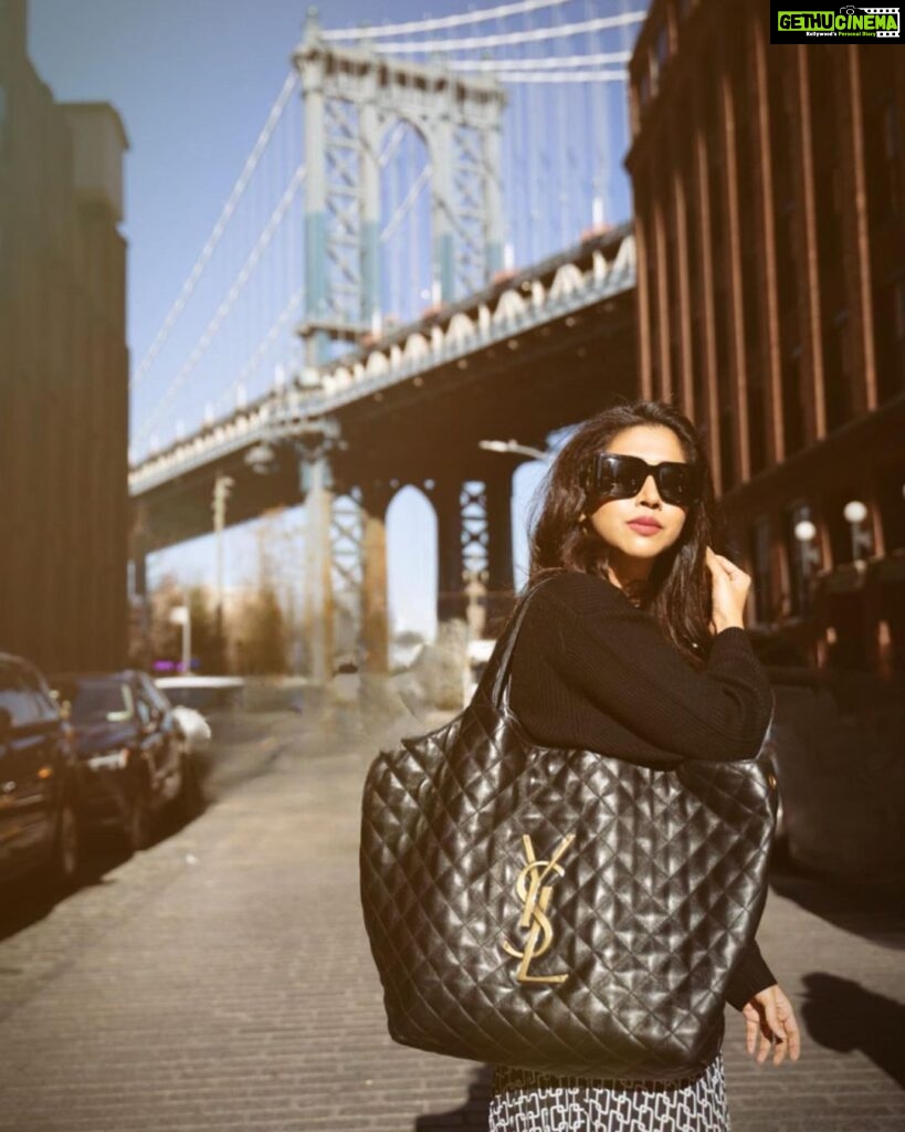 Aarthi Instagram - ‘Somewhere between living and dreaming there’s New York’ 🤎 #newyorkstateofmind #concretejungle #newyorkstreetstyle #thatwanderlustlife #sweatergirlforever #loveforwinters Asghar Ali