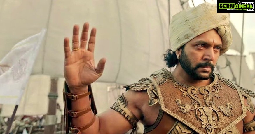 Aarthi Instagram - The wait is over… 🤚🏼👑 #ponniyinselvan #ps1 in theatres near you! A #manirathnamfilm