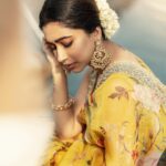 Aarthi Instagram - ‘’Clothes aren’t going to change the world, the women who wear them will. ‘’ - Anne Klien . . . . . 🥻 @mrunalinirao @tifarachennai 💄 @leiyamua 💆🏻‍♀️ @dolma.tamang84 💎 @sabyasachijewellery 📸 @iamvigneshjayakumar