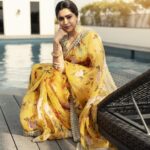 Aarthi Instagram - She smelled of sun and daisies with a hint of river water 🌞💛 . . . . . 🥻 @mrunalinirao @tifarachennai 👄 @leiyamua 💆🏻‍♀️ @dolma.tamang84 💎 @sabyasachijewellery 📸 @iamvigneshjayakumar