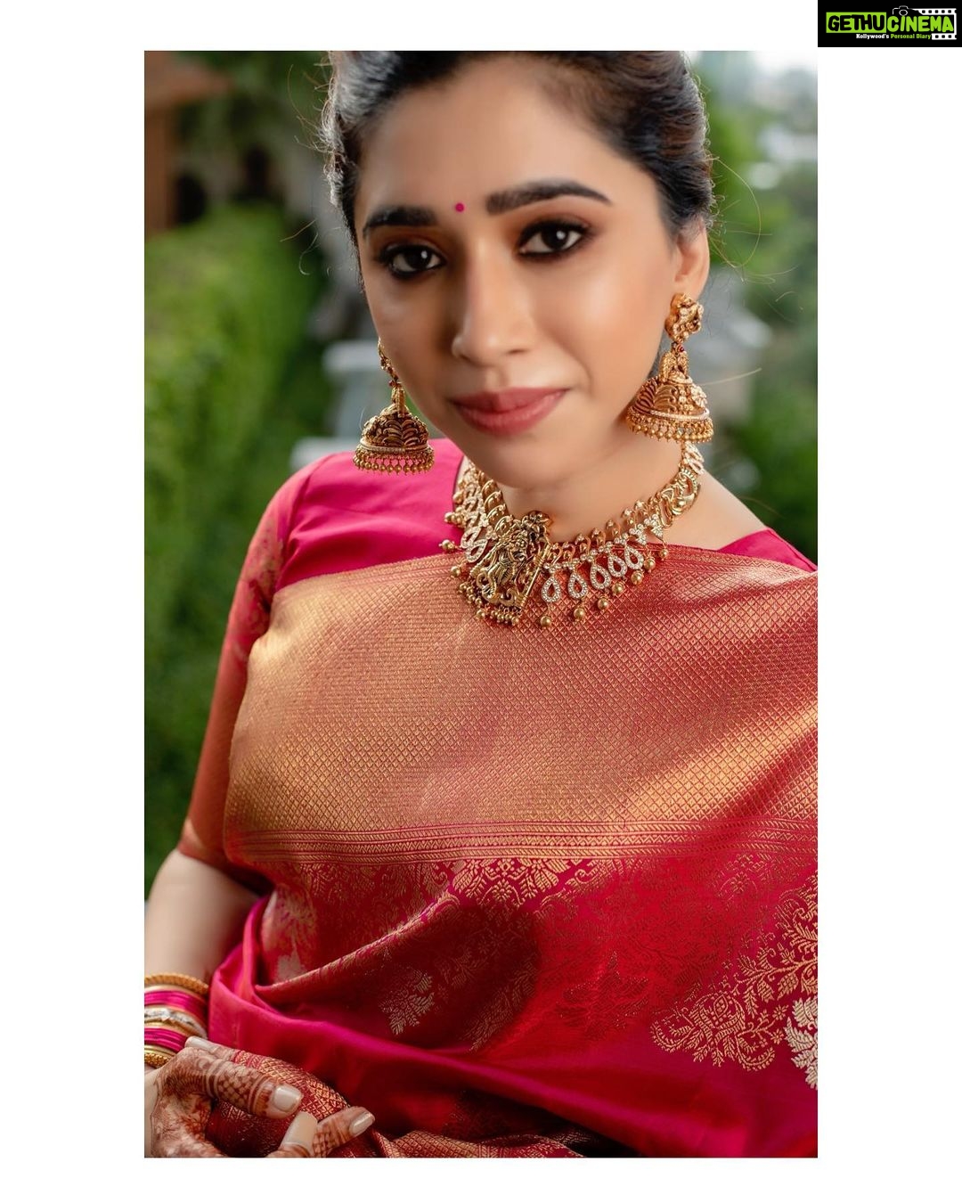Aarthi Instagram - I donβt do petty. I do pretty π . . . . . . . . . #weddingseason #glamitup #blingiton #bigfatindianwedding #familytime #glamtribe #takesavillage #throwback π @vjjewelleryvision π @leiyamua ππ»ββοΈ @dolma.tamang πΈ @kiransaphotography π§π»ββοΈ @nasima28