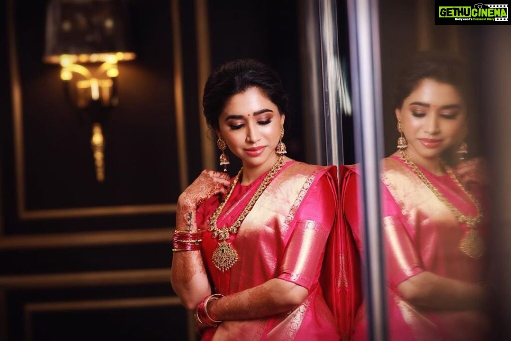 Aarthi Instagram - There’s nobody here but me and my reflection… also because it’s 2am 😂💕✨ . . . . . 🥻 @tulsisilks @merasalofficial 💄 @beautybeginsbyleimi 💆🏻‍♀️ @rachelstylesmith 💎 @vjjewelleryvision 📸 @ashokarsh