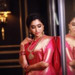 Aarthi Instagram - There’s nobody here but me and my reflection… also because it’s 2am 😂💕✨ . . . . . 🥻 @tulsisilks @merasalofficial 💄 @beautybeginsbyleimi 💆🏻‍♀️ @rachelstylesmith 💎 @vjjewelleryvision 📸 @ashokarsh