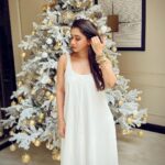 Aarthi Instagram - ✨🤍Sparkle all the way!🤍✨ 💫 💫 💫 💫 #sparkleandshine #itschristmastime #whiteandgoldchristmas #itsthebesttimeoftheyear #christmas2022 #lessismorewardrobe #accessoriesisallagirlneeds #glamhair @kalwon_beauty #shotoniphone #stackgameonpoint