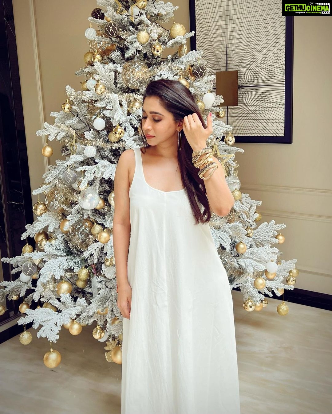 Aarthi Instagram - ✨🤍Sparkle all the way!🤍✨ 💫 💫 💫 💫 #sparkleandshine #itschristmastime #whiteandgoldchristmas #itsthebesttimeoftheyear #christmas2022 #lessismorewardrobe #accessoriesisallagirlneeds #glamhair @kalwon_beauty #shotoniphone #stackgameonpoint
