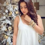 Aarthi Instagram - ✨🤍Sparkle all the way!🤍✨ 💫 💫 💫 💫 #sparkleandshine #itschristmastime #whiteandgoldchristmas #itsthebesttimeoftheyear #christmas2022 #lessismorewardrobe #accessoriesisallagirlneeds #glamhair @kalwon_beauty #shotoniphone #stackgameonpoint
