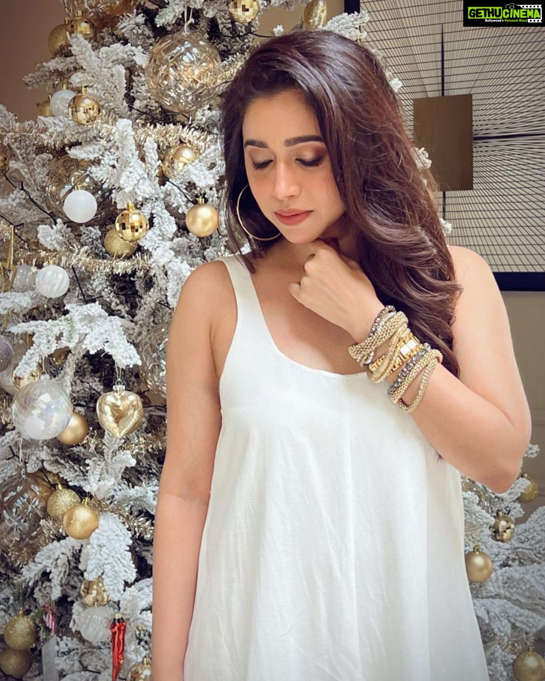 Aarthi Instagram - ✨🤍Sparkle all the way!🤍✨ 💫 💫 💫 💫 #sparkleandshine #itschristmastime #whiteandgoldchristmas #itsthebesttimeoftheyear #christmas2022 #lessismorewardrobe #accessoriesisallagirlneeds #glamhair @kalwon_beauty #shotoniphone #stackgameonpoint