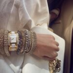 Aarthi Instagram - ✨🤍Sparkle all the way!🤍✨ 💫 💫 💫 💫 #sparkleandshine #itschristmastime #whiteandgoldchristmas #itsthebesttimeoftheyear #christmas2022 #lessismorewardrobe #accessoriesisallagirlneeds #glamhair @kalwon_beauty #shotoniphone #stackgameonpoint