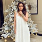 Aarthi Instagram - ✨🤍Sparkle all the way!🤍✨ 💫 💫 💫 💫 #sparkleandshine #itschristmastime #whiteandgoldchristmas #itsthebesttimeoftheyear #christmas2022 #lessismorewardrobe #accessoriesisallagirlneeds #glamhair @kalwon_beauty #shotoniphone #stackgameonpoint