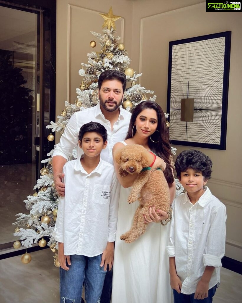Aarthi Instagram - Love & Light from us to you ♥️ #christmas2022