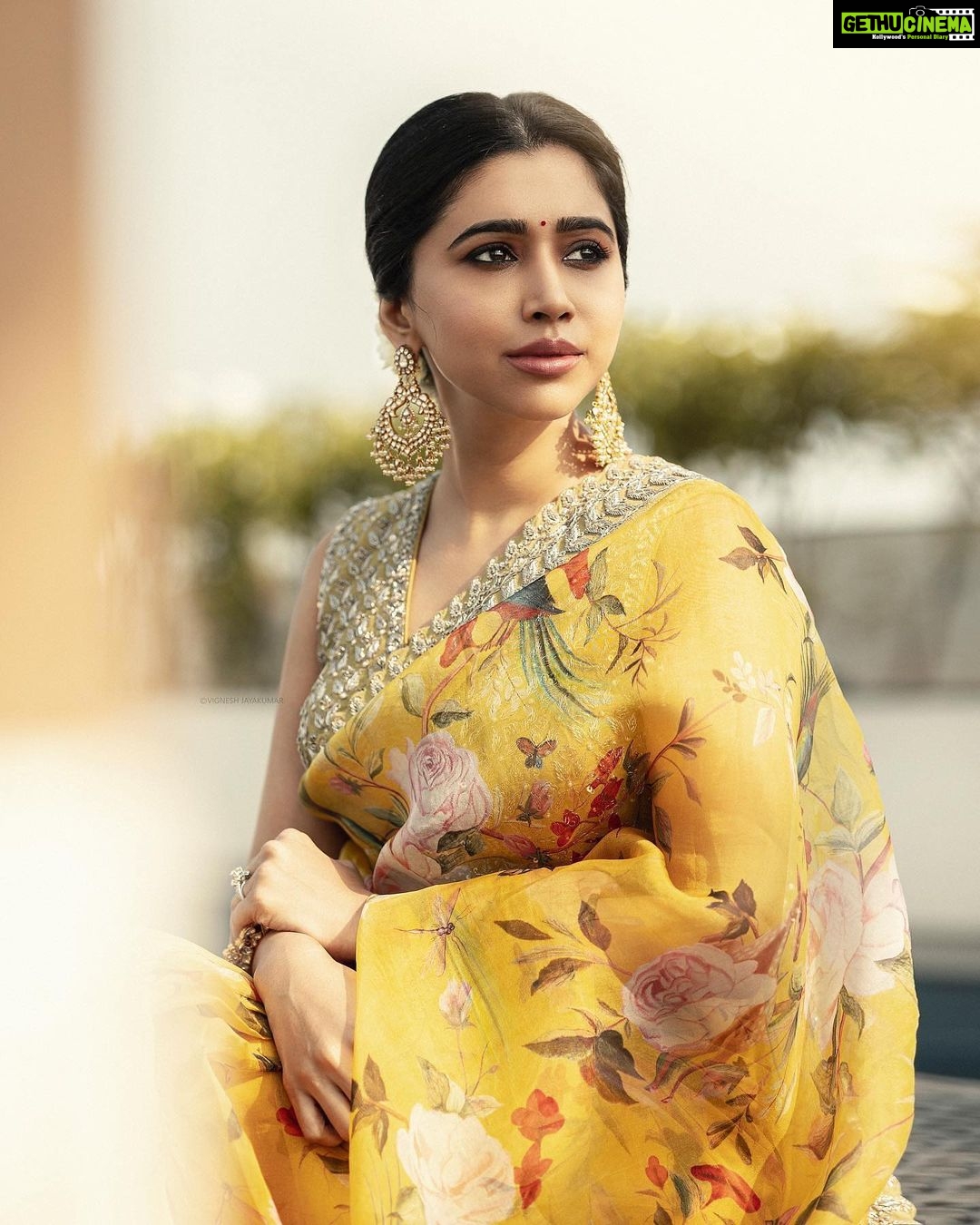 Aarthi Instagram - ‘’Clothes aren’t going to change the world, the women who wear them will. ‘’ - Anne Klien . . . . . 🥻 @mrunalinirao @tifarachennai 💄 @leiyamua 💆🏻♀️ @dolma.tamang84 💎 @sabyasachijewellery 📸 @iamvigneshjayakumar