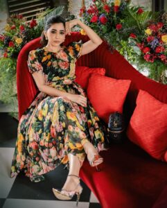 Aarthi Instagram - Life is a bed of roses. Because life is what you make it ♥️🌹♥️