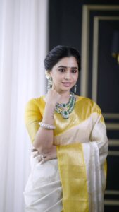 Aarthi Instagram - A reel debut on a day honouring real women ✨ 
.
.
.
#womensday #reelinginstagram #womenfashion #womenempowerment #strongereveryday #reelitfeelit 
.
.
.
Saree @tulsisilks 
Blouse @merasalofficial 
Jewels @vummidibangaru 
Makeup @leiyamua 
Hair @gbobsalon 
Drape Saraswathi
Reel @kiransaphotography