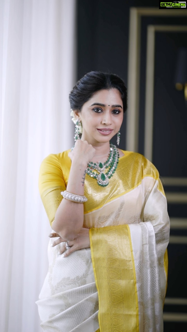 Aarthi - 109.9K Likes - A reel debut on a day honouring real women ✨
.
.
.
#womensday #reelinginstagram #womenfashion #womenempowerment #strongereveryday #reelitfeelit
.
.
.
Saree @tulsisilks
Blouse @merasalofficial
Jewels @vummidibangaru
Makeup @leiyamua
Hair @gbobsalon
Drape Saraswathi
Reel @kiransaphotography