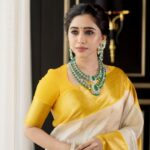 Aarthi Instagram – I came along
I wrote a song for you
And all the things you do

And it was called Yellow 💛
.
.
.
🥻 @tulsisilks @merasalofficial 
💎 @vummidibangaru 
📸 @kiransaphotography 
.
.
.
#indianwear #fashiongram #sareelovers #yellowtheme #alwaystheseasontosparkle #happinessishomemade #instafashion #emeraldlove #lovewhatudo #dowhatyoulove