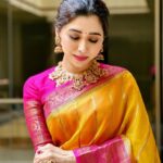 Aarthi Instagram - Traditions touch us, They connect us, And they expand us. . . . #poojaseason #varalakshmivratham #traditionovertrend #sareelove #chennaiponnu #mallipoojadaialangaram #comfortoverstyle