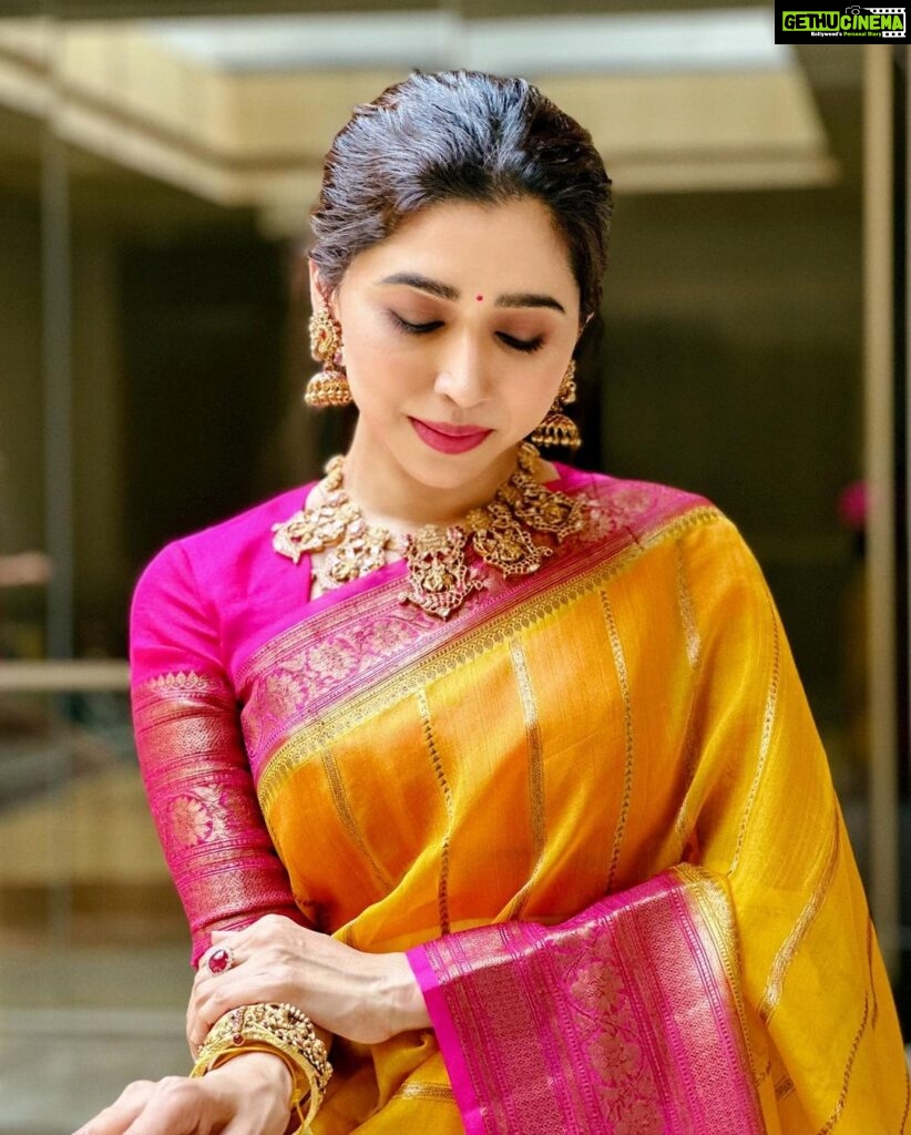 Aarthi Instagram - Traditions touch us, They connect us, And they expand us. . . . #poojaseason #varalakshmivratham #traditionovertrend #sareelove #chennaiponnu #mallipoojadaialangaram #comfortoverstyle