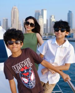 Aarthi Instagram - Where there is family, there is love 🩵💚
And when there is family, there is time for self-love 💚😜🩵
.
.
.
.
.
P.S: My ocean phobia sister refused to leave her spot to click pictures @anushavijaykumar 

#familia #familyvacay #dubai2023 #yachtlife #makingmemories #aaravravi #ayaanravi @krishnamurthyvijaykumar @sujataavijaykumar