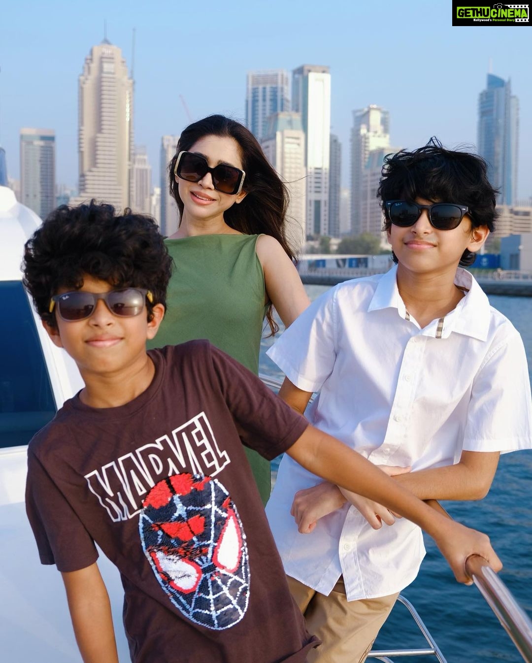 Aarthi - 95.2K Likes - Where there is family, there is love 🩵💚
And when there is family, there is time for self-love 💚😜🩵
.
.
.
.
.
P.S: My ocean phobia sister refused to leave her spot to click pictures @anushavijaykumar
#familia #familyvacay #dubai2023 #yachtlife #makingmemories #aaravravi #ayaanravi @krishnamurthyvijaykumar @sujataavijaykumar
