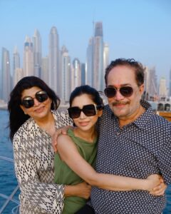 Aarthi Instagram - Where there is family, there is love 🩵💚
And when there is family, there is time for self-love 💚😜🩵
.
.
.
.
.
P.S: My ocean phobia sister refused to leave her spot to click pictures @anushavijaykumar 

#familia #familyvacay #dubai2023 #yachtlife #makingmemories #aaravravi #ayaanravi @krishnamurthyvijaykumar @sujataavijaykumar