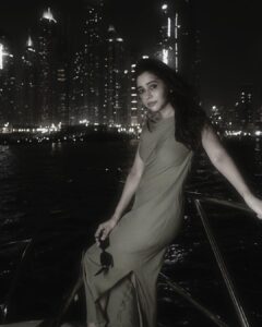 Aarthi Instagram - Where there is family, there is love 🩵💚
And when there is family, there is time for self-love 💚😜🩵
.
.
.
.
.
P.S: My ocean phobia sister refused to leave her spot to click pictures @anushavijaykumar 

#familia #familyvacay #dubai2023 #yachtlife #makingmemories #aaravravi #ayaanravi @krishnamurthyvijaykumar @sujataavijaykumar