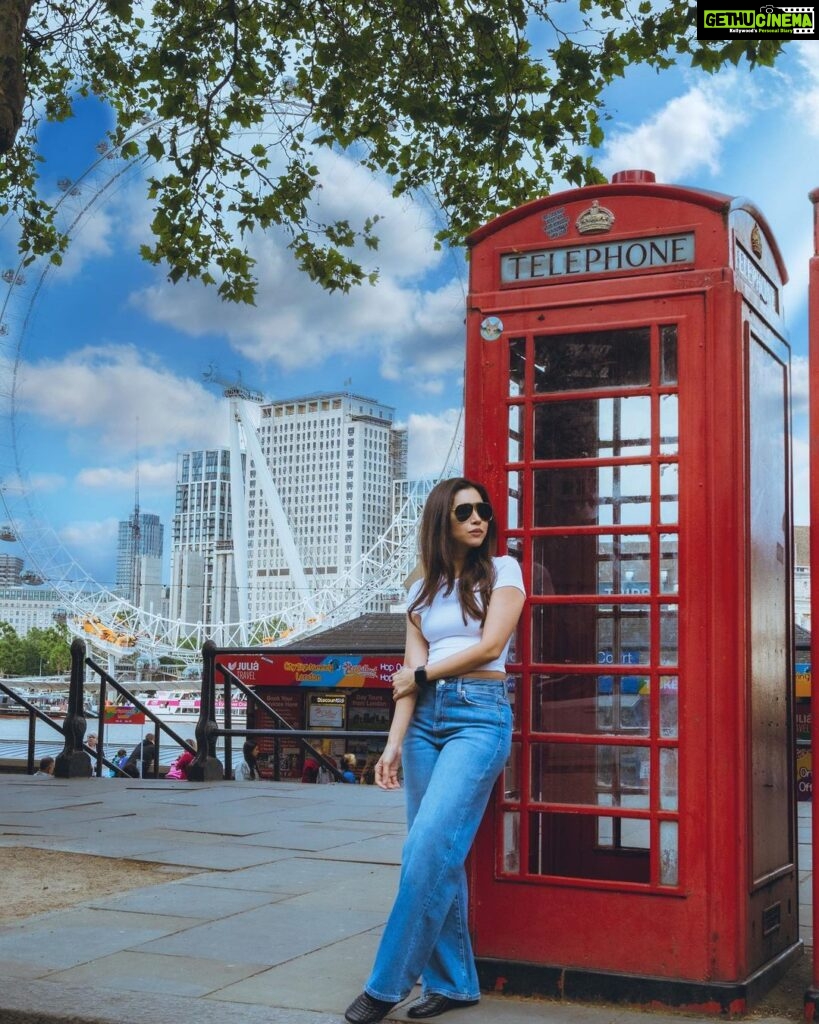 Aarthi Instagram - 💙🤍🩵 Live. Love. London. 💙🤍🩵 #londondiaries #wanderlust #summerof2023 #vacayreadyalways #mommymodeon