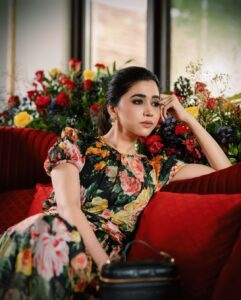 Aarthi Instagram - Life is a bed of roses. Because life is what you make it ♥️🌹♥️