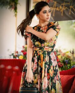 Aarthi Instagram - Life is a bed of roses. Because life is what you make it ♥️🌹♥️