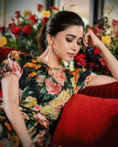 Aarthi Instagram - Life is a bed of roses. Because life is what you make it ♥️🌹♥️