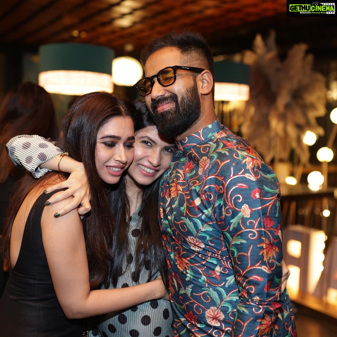 Aarthi - 91.5K Likes - Heart fulla gratitude ✨ Also it’s still birthday month because Aries said so 🙃🤍
.
.
.
.
📸 @kiransaphotography