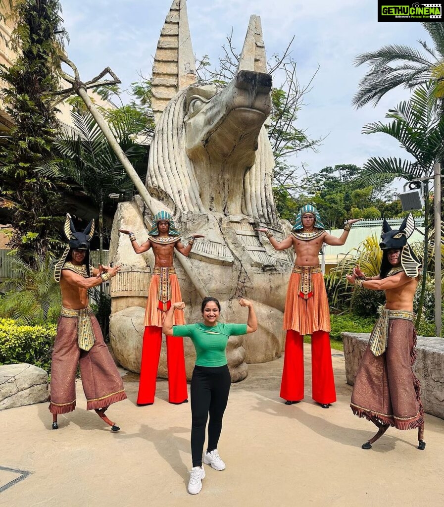 Aashika Padukone Instagram - Unleashing the power 💪 #universalstudios #themummyreturns #singapore #egyptianmen #tradition #culturalconnections #traveldiaries Universal Studios Singapore