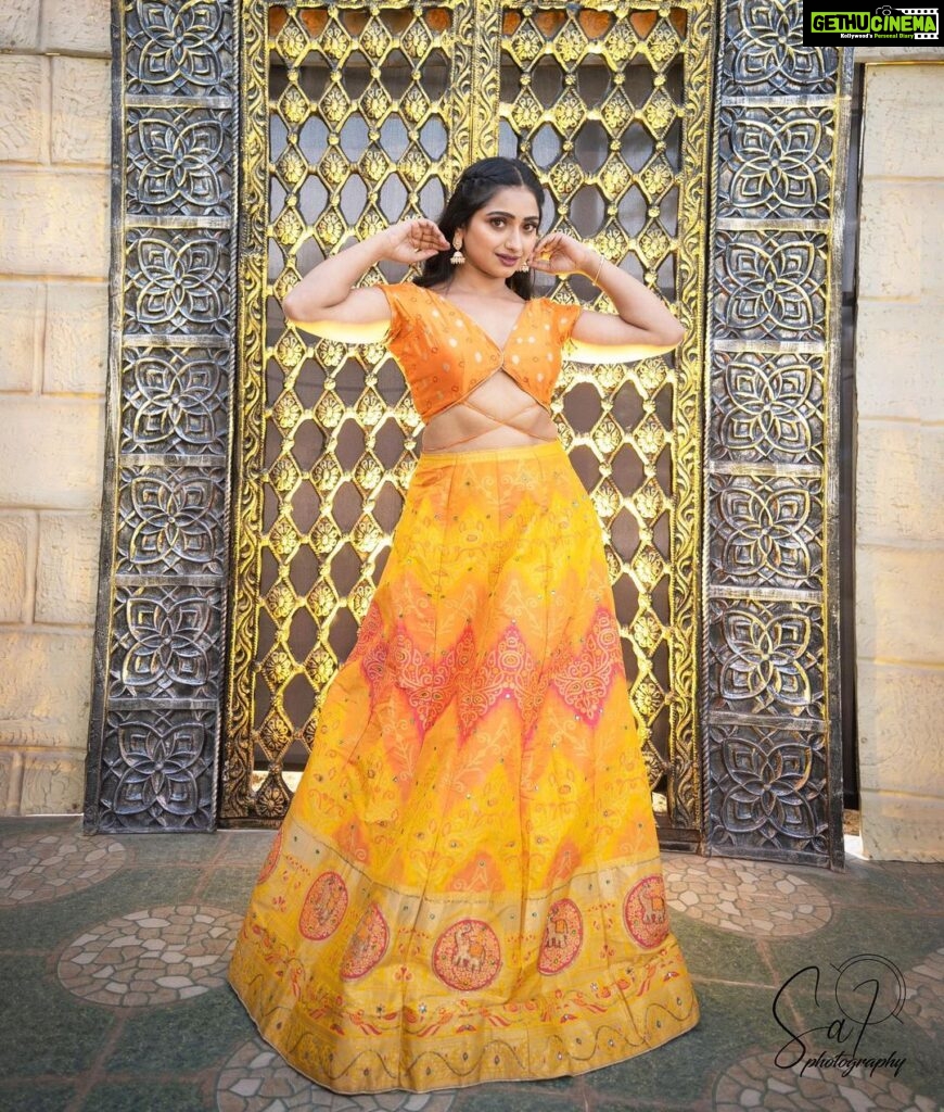 Aashika Padukone Instagram - But she’s looking at you 🧡 PC: @sa7_photography MUH: @shaanvi_s_makeover Designer: @ishas_by_prasuna Location: @thenawabsgarden . .