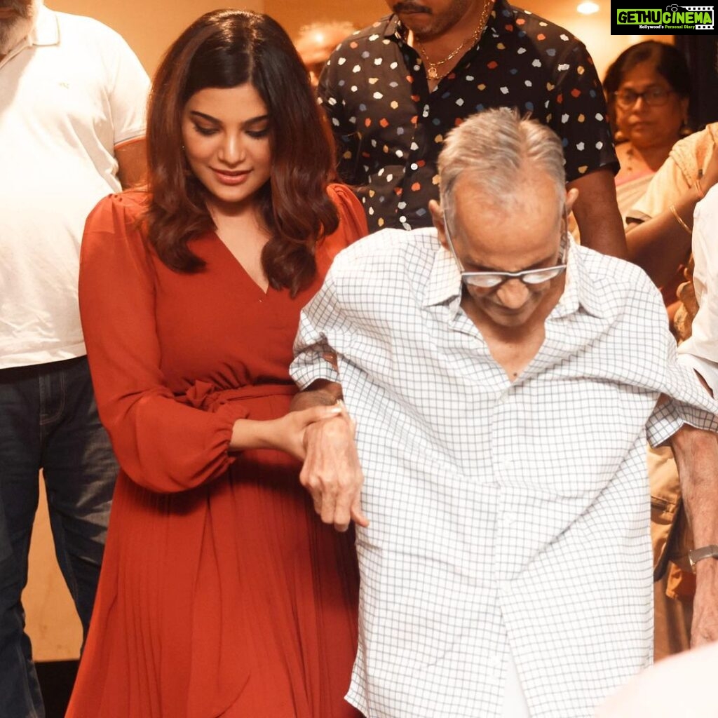 Aathmika Instagram - Happiness is seeing your Thatha’s face beaming in pride!!! He is easily 90+ and effortlessly climbed stairs to watch his granddaughter film. For a man who doesn’t get impressed easily finally appreciated for a part I have done in the film “ kannai nambhathey “ and he gave his feedback on the skills I should develop on how to be successful, I happily obliged. Precious are these moments that I will treasure forever ❤ Thank you @arunprasath_photography for capturing these wonderful moments 😇
