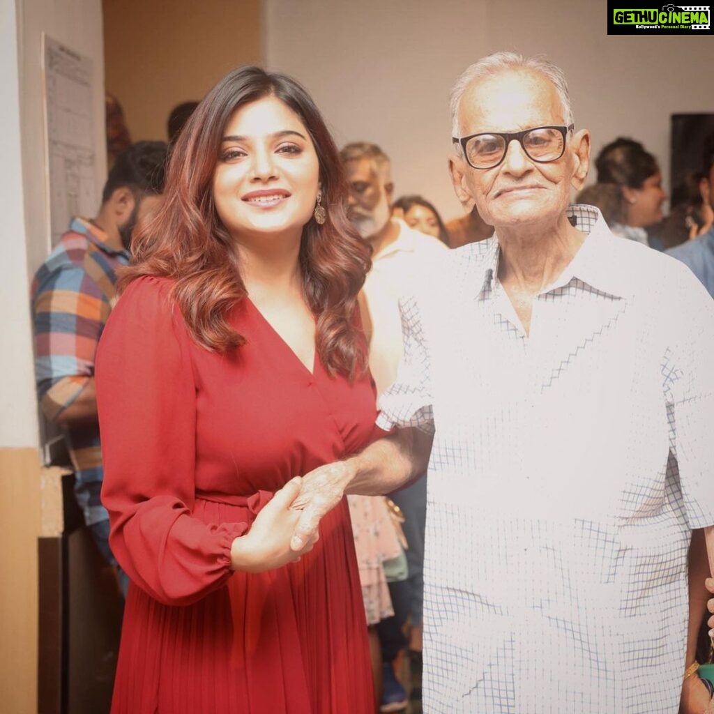 Aathmika Instagram - Happiness is seeing your Thatha’s face beaming in pride!!! He is easily 90+ and effortlessly climbed stairs to watch his granddaughter film. For a man who doesn’t get impressed easily finally appreciated for a part I have done in the film “ kannai nambhathey “ and he gave his feedback on the skills I should develop on how to be successful, I happily obliged. Precious are these moments that I will treasure forever ❤️ Thank you @arunprasath_photography for capturing these wonderful moments 😇