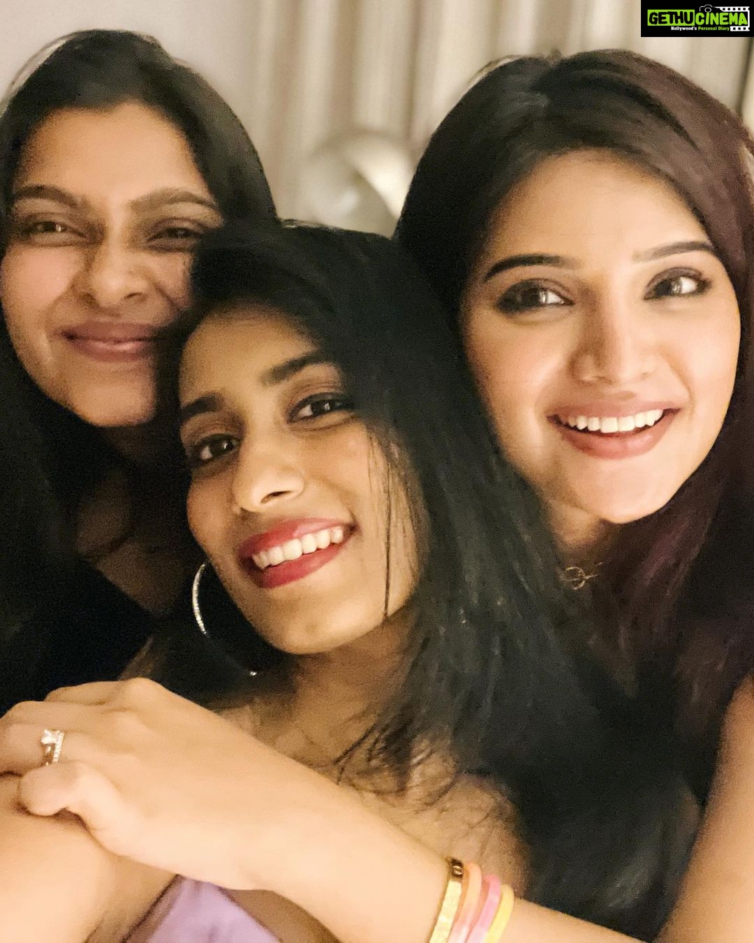 Aathmika Instagram - The best place to be is with your loved ones… Welcoming 2023 with all smiles and best ones around. Wishing you all a very happy #NewYear lovelies ❣️ swipe right 4 more fam craziness 🥳 #aathmihearts