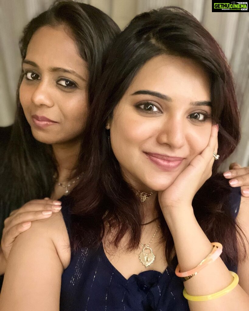 Aathmika Instagram - The best place to be is with your loved ones… Welcoming 2023 with all smiles and best ones around. Wishing you all a very happy #NewYear lovelies ❣️ swipe right 4 more fam craziness 🥳 #aathmihearts