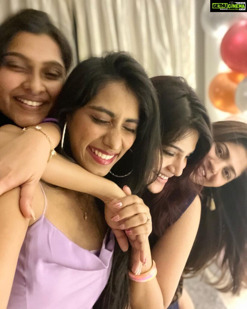 Aathmika Instagram - The best place to be is with your loved ones… Welcoming 2023 with all smiles and best ones around. Wishing you all a very happy #NewYear lovelies ❣️ swipe right 4 more fam craziness 🥳 #aathmihearts