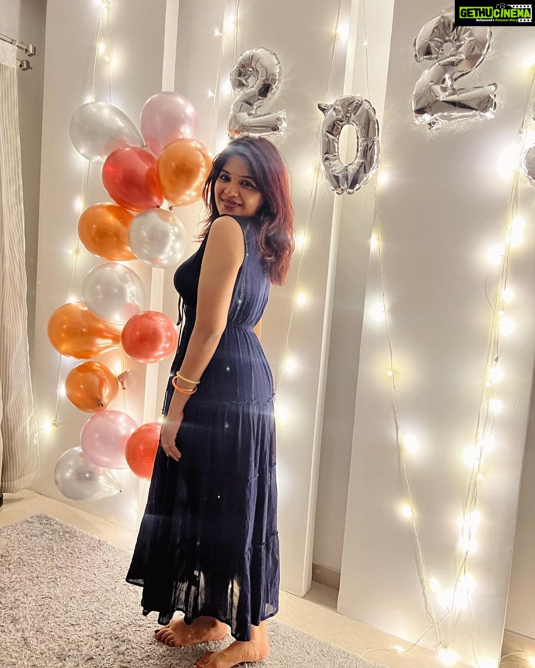 Aathmika Instagram - The best place to be is with your loved ones… Welcoming 2023 with all smiles and best ones around. Wishing you all a very happy #NewYear lovelies ❣️ swipe right 4 more fam craziness 🥳 #aathmihearts
