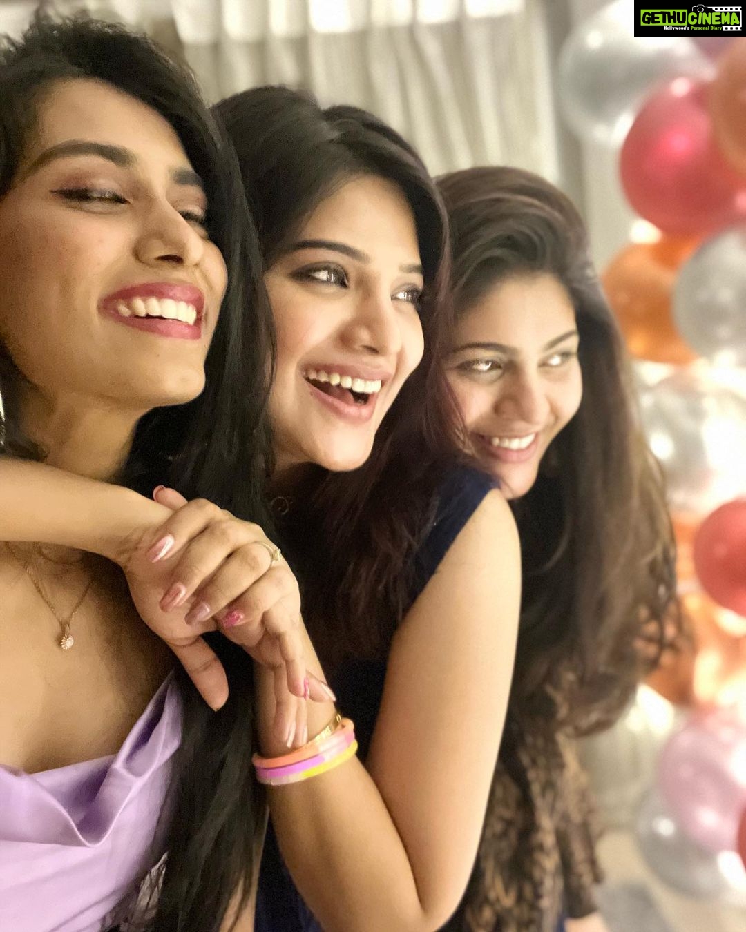 Aathmika Instagram - The best place to be is with your loved ones… Welcoming 2023 with all smiles and best ones around. Wishing you all a very happy #NewYear lovelies ❣️ swipe right 4 more fam craziness 🥳 #aathmihearts