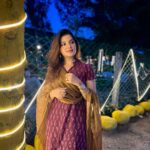 Aathmika Instagram - After sulking in work for ages, I couldn’t resist to say no to my friend @deepa_rahmaniac for inviting me to a new experience concert! First and foremost kudos to the thought process for such amazing initiative by @themadrascommune Lovely evening spent by the backwaters on a full moon evening and an amazing performance by @sundarmaalavika and Band! Sweet and nostalgic renditions ❤️🫶🏼 The slight drizzle was an icing on the cake 🍰 Now don’t keep kannu Once in a while only I’ll have this fun’u 👹👹👹