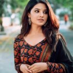 Aathmika Instagram – To be honest I typed a whole lovely caption, took almost an hour to finish it. Was so excited, right before posting I clicked some random link which popped out of nowhere and now the whole writeup vanished. Almost கண் கலங்கிய moment but who cares since it is mercury retrograde my Instagram astrology pages suggested to shut the ****** and calm down the nerves to such triggers. Posting the pics of a lovely evening while putting kadala with kadala Anna. 

Pheww!!! It’s good to be this honest once in a while and now awaiting your valuable feedback for the post as well this caption!!! 

#aathmihearts 💕

📸 @johan_sathyadas