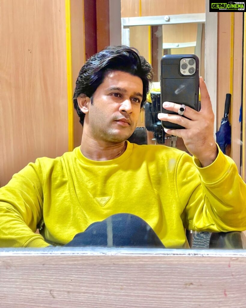 Abijeet Duddala Instagram - Yellow 🟨 #mirrorselfie
